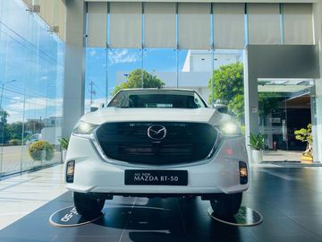 All New Mazda BT-50 gây chú ý với lưới tản nhiệt kích thước lớn, được mở rộng sang 2 bên và đặt cao