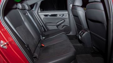 Hàng ghế thứ hai trên Honda Civic 2022 có không gian để chân và trần xe khá rộng rãi