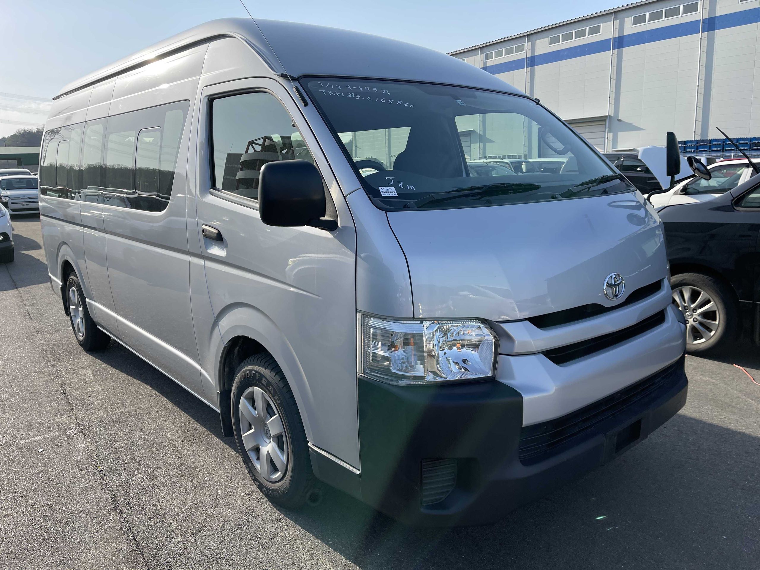 Toyota Hiace Commuter 2014: Si Andalan Transportasi yang Tak Lekang Oleh Waktu