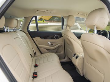 Ghế ngồi trên xe được bọc da cao cấp với các tính năng hỗ trợ tích hợp