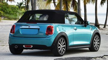 Phần đuôi xe MINI Cooper Convertible 2024 được chăm chút kỹ lưỡng