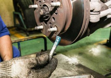 Ô tô bị bó cứng phanh xuất phát từ nhiều nguyên nhân