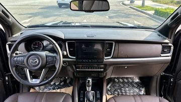 Mazda BT-50 2024 không chỉ là mẫu bán tải phục vụ nhu cầu chở hàng đơn thuần mà còn mang nhiều tiện ích của một chiếc SUV du lịch
