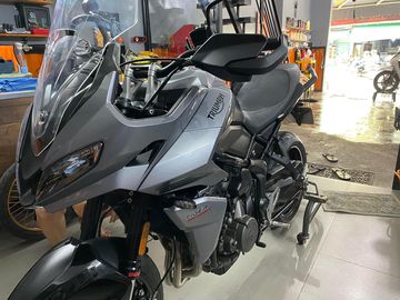 Triumph Tiger 660 2023 sở hữu kính chắn gió với khả năng tăng chỉnh đơn giản