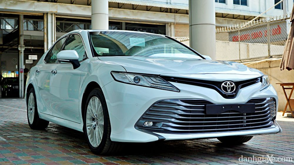 Đánh giá Toyota Camry 2020: Giá & KM, nội ngoại thất...