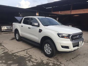 Ford Ranger XLS AT màu trắng