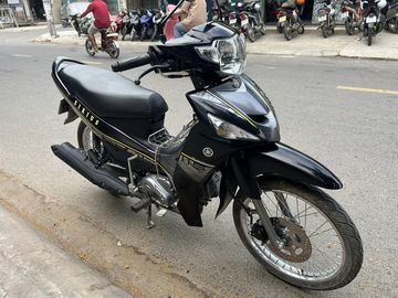 Bộ tem mới trên Yamaha Sirius FI 2023 được dán từ phần chắn bùn trước đến toàn bộ thân xe