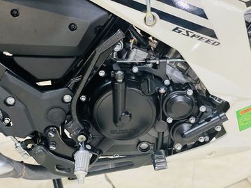 Suzuki Satria 2023 vẫn giữ nguyên khối động cơ  dung tích 147,3 phân khối, DOHC, xi-lanh đơn, 4 van