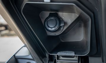 Cổng USB kết hợp hộc chứa đồ tiện lợi ở phía bên trái