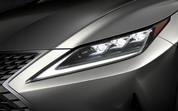 Cụm đèn pha sắc nét ở đầu xe Lexus RX 300 2024