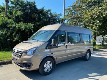 Phần thân xe khỏe khoắn và trẻ trung của Ford Transit