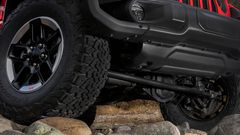 
Jeep Wrangler 2023 còn trang bị 2 cầu trước sau dạng cứng kết hợp thanh cân bằng sway-bar điện tử
