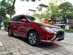 Phần thân của Mitsubishi Outlander 2023 có dáng hình thuôn dài với các ô cửa sổ rộng