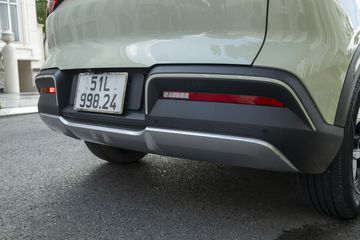 Cản sau BYD ATTO 2 2025 cũng được thiết kế các tấm ốp tương tự cản trước và hông xe