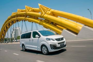 Về vận hành, tất cả các phiên bản của Peugeot Traveller 2022 đều sử dụng động cơ Diesel Hdi 2.0L cho công suất cực đại 150 mã lực vùng mức momen xoắn 370 Nm.