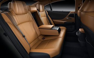 Hàng ghế hành khách của Lexus ES250 2023 có khoảng để chân thoải mái