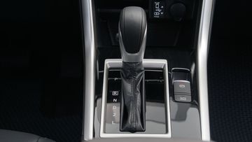 Cần số của Xpander đặt dưới khu vực táp lô trung tâm, kết nối liền lạc với cụm điều khiển điều hòa bằng mảng ốp màu đen bóng tạo cảm giác liền lạc và đồng nhất cho xe.