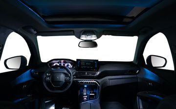 Peugeot 3008 2022 là mẫu xe được đánh giá cao ở khía cạnh nội thất khi sở hữu khoang cabin tập trung vào người lái.