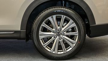 Tất cả phiên bản đều trang bị bộ mâm 19 inch 5 chấu kép tối màu