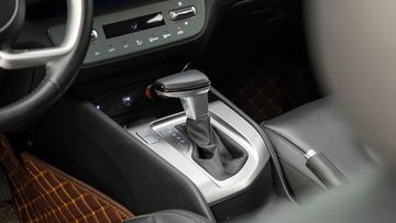 Trên tất cả các phiên bản của mẫu MPV, cần số cơ mô phỏng buồng lái máy bay là trang bị tiêu chuẩn