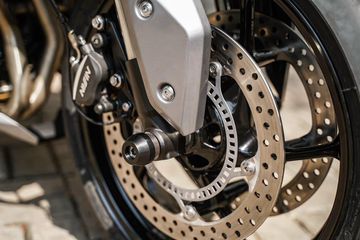 Triumph Tiger 660 Sport Touring 2023 trang bị phanh đĩa tích hợp ABS