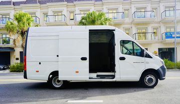 
Xe tải van Gazelle NN c&oacute; phần cửa trượt ngang h&ocirc;ng lớn gi&uacute;p đưa h&agrave;ng ho&aacute; l&ecirc;n xuống thuận tiện.
