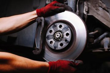 Bộ phận phanh bị mòn cũng là một trong những nguyên nhân dẫn đến mùi khét cho hệ thống phanh.