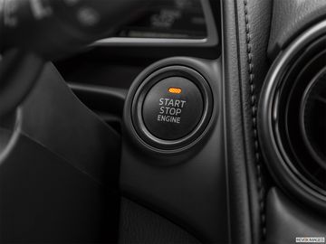 Xe trang bị khởi động bằng phím bấm khá tiện lợi, cho phép người lái thao tác khởi động nhanh chóng chỉ trong một tích tắc