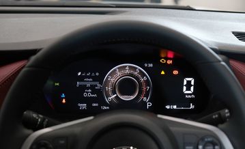 Phía sau tay lái là cụm đồng hồ Optitron với màn hình hiển thị đa thông tin kích thước lớn