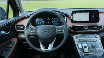 Hyundai SantaFe 2024 được trang bị vô lăng 3 chấu bọc da có lỗ thông khí, cho cảm giác cầm khá đầm chắc