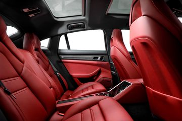 Hệ thống ghế ngồi và cửa sổ trời toàn cảnh của Porsche Panamera 2024