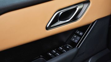 Ghế lái Range Rover Velar 2025 có thể chỉnh điện và nhớ vị trí người lái