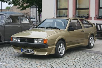 Cần gạt nước đơn đã được thay bằng hai cần gạt nước trên Scirocco đời 1984