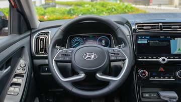 Hyundai Creta 2024 kế thừa mẫu vô lăng bọc da 4 chấu thể thao từ “đàn anh” Tucson và thêm chút cách tân để tạo sự khác biệt