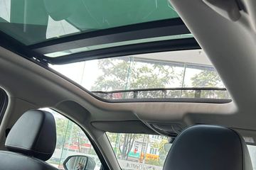 phiên bản Ultra còn trang bị cửa sổ trời toàn cảnh Panorama, mang đến cảm giác thoải mái hành khách phía sau