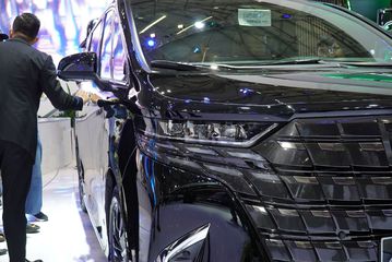 Đèn pha Toyota Alphard 2025 cũng được thiết kế thanh mảnh hơn