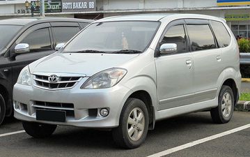Vào tháng 07/2006, đời xe Toyota Avanza đầu tiên đã nhận được bản nâng cấp giữa vòng đời