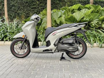 Sàn để chân của Honda SH 350i 2023 khá rộng rãi, thoải mái với kích thước lên đến 435mm