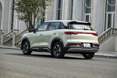 Thân xe BYD ATTO 2 2025 cũng được trang bị các tấm ốp ở phần hông xe nhấn mạnh phong cách SUV