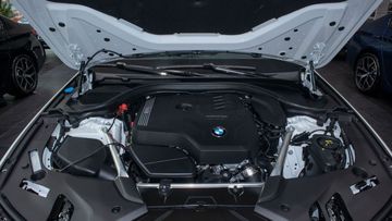 BMW 530i M Sport 2022 sử dụng động cơ I4 B48 TwinPower Turbo 2.0L với khả năng vận hành mạnh mẽ, ổn định