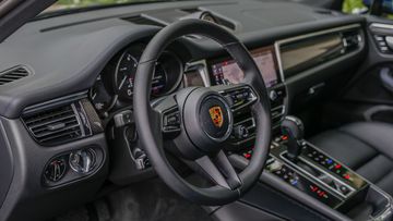 Bảng táp-lô được thiết kế có phần truyền thống, với phần nhô cao lên ở vô-lăng cũng là nơi đặt cụm đồng hồ trung tâm và vuốt thẳng sang phía ghế phụ. 