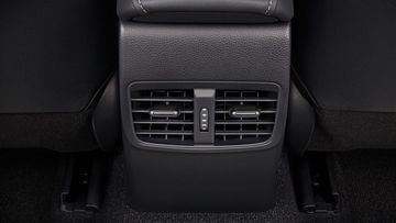 Hệ thống điều hòa của Toyota Corolla Altis 2022 vẫn là loại điều hòa tự động và có trang bị cửa gió điều hòa cho hàng ghế sau.