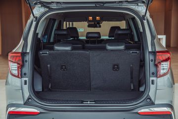 Khoang hành lý trên Kia Carens 2023 có dung tích tiêu chuẩn là 216 lít khi sử dụng đủ 3 hàng ghế