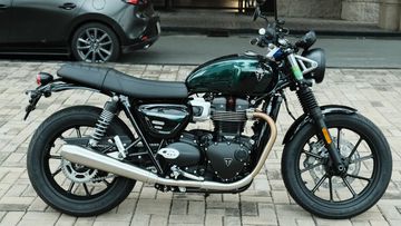 Triumph Speed Twin 900 2023 màu xanh đen