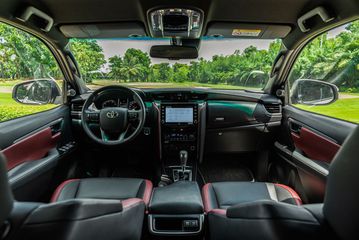 Khoang nội thất tông màu đỏ - đen trên xe Fortuner Legender