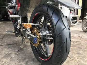 Yamaha Exciter 150 2024 cưỡi trên bộ mâm 17 inch bọc cao su 90/80 ở bánh trước và 120/70 ở bánh sau