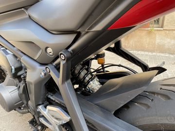 Triumph Trident 660 2023 có phuộc trước và phuộc sau đều của Showa