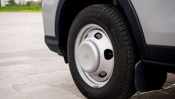 Phiên bản Premium+ yêu cầu sức tải tốt hơn nên được trang bị vành thép 16 inch