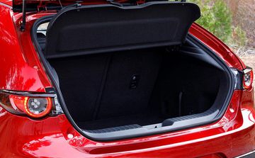 Khoang hành lý có dung tích 450L trên tất cả phiên bản của Mazda 3 2022