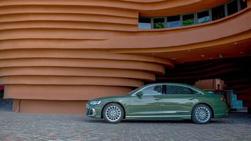 Thân xe Audi A8L 55 TFSI quattro 2023 toát lên vẻ mượt mà cùng ấn tượng thể thao với đường vuốt mái phong cách Coupe